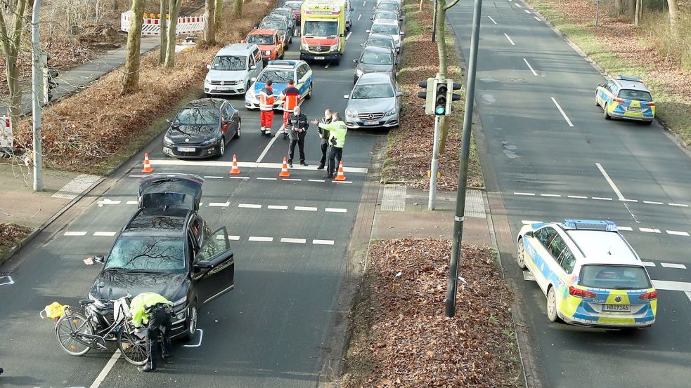 In Bremen hat am Montag ein Auto einen Fahrradfahrer erfasst und schwer verletzt. Foto: NWM-TV/Christian Butt