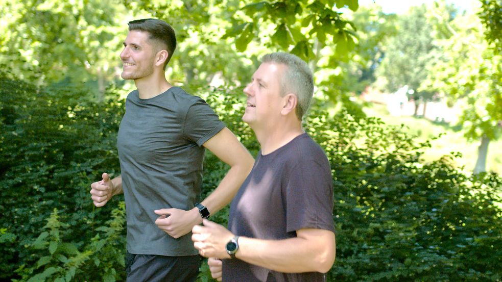 Dirk Janssen (l.) begleitet seine Kunden beim Abnehmen. Wer Sport machen möchte und dabei eine Fitnessstudio-Mitgliedschaft in Erwägung zieht, sollte sich schon vorher Gedanken machen, was ihm wichtig ist.Foto: Privat