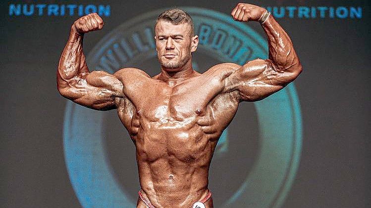 Für seinen Bodybuilder-Körper macht Tim Weiland alles. Zu Wettkämpfen schmiert er seinen Körper auch mit brauner Farbe ein, damit die Muskeln noch mehr zur Geltung kommen. Foto: Privat