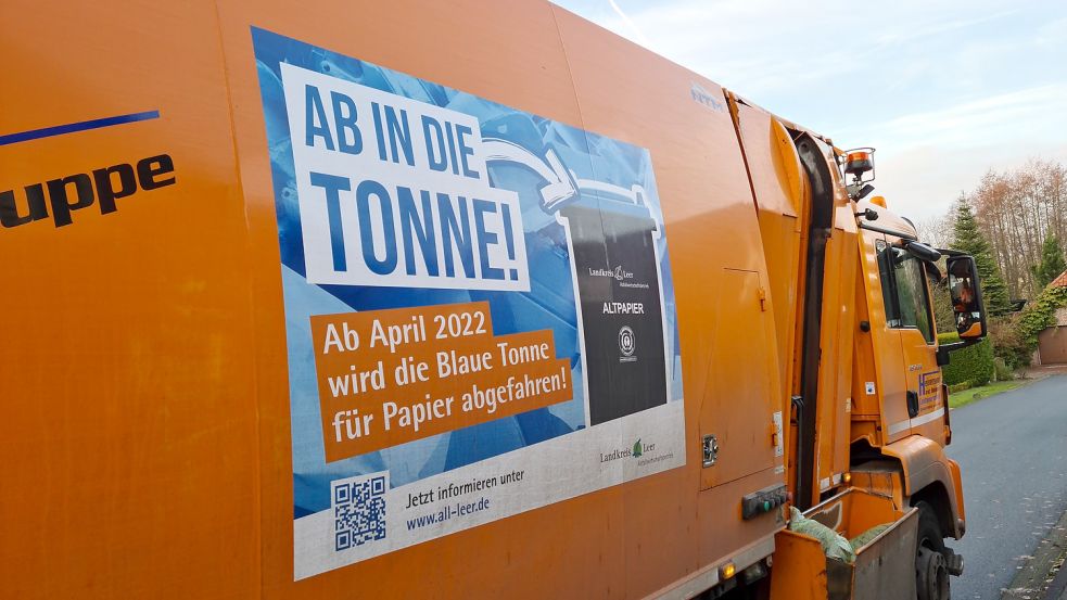 Ab April wird das Altpapier im Landkreis Leer in Tonnen entsorgt. An den Müllfahrzeugen wird dafür bereits Werbung gemacht. Foto: Ammermannn