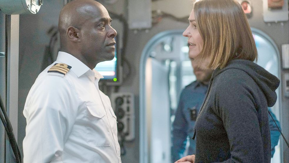 Vigil – Tod auf hoher See: Die Nachforschungen von Amy Silva (Suranne Jones) stoßen bei Kapitän Newsome (Paterson Joseph) auf wenig Begeisterung. Foto: World Production