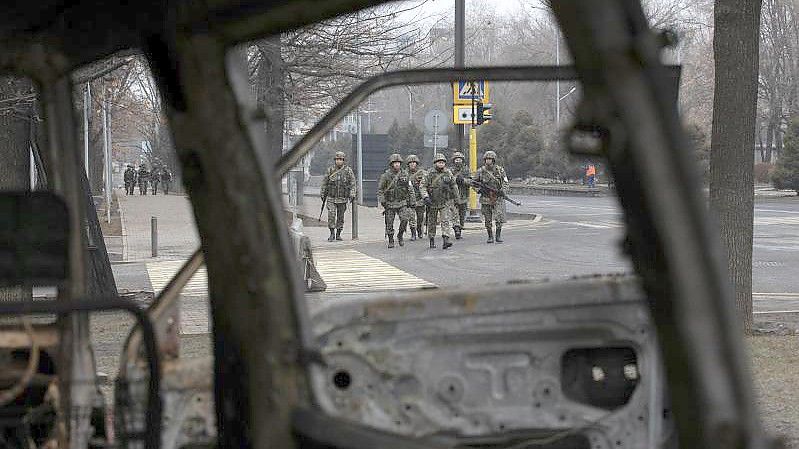 Soldaten patrouillieren auf einer Straße in der Nähe des zentralen Platzes in Almaty. Foto: Vasily Krestyaninov/AP/dpa
