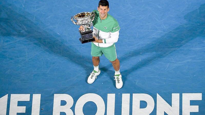 Novak Djokovic hält nach seinem Sieg im Finale den Pokal in den Händen. (Archivbild). Foto: James Ross/AAP/dpa