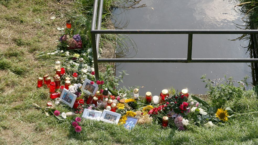 Am Unfallort am Barßeler Tief wurden damals Gestecke, Fotos und Lichter niedergelegt. Foto: Passmann