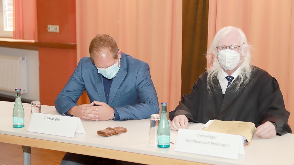 Der angeklagte Bootsführer Sascha L (links) mit seinem Verteidiger Reinhard Nollmann bei der Verhandlung in Emden. Foto: Passmann