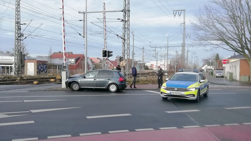 Der Fahrer des Golf ist aus ungeklärter Ursache gegen die Schranke gefahren. Foto: Fertig