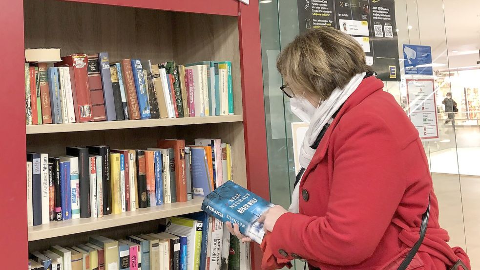 Weiterhin können sich die Auricher im Einkaufszentrum Caro an einem öffentlichen Bücherregal bedienen. Foto: Kraft