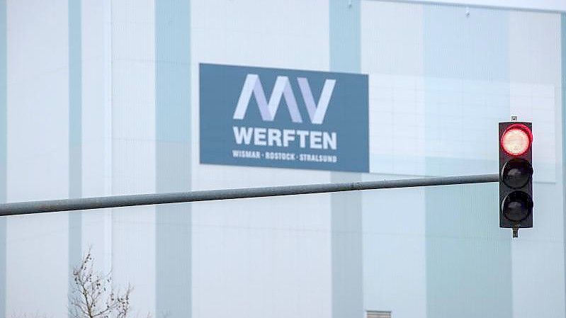 Das Amtsgericht Schwerin prüft die Zulässigkeit der insgesamt acht eingegangenen Insolvenzanträge für Gesellschaften der MV Werften. Foto: Jens Büttner/dpa-Zentralbild/dpa