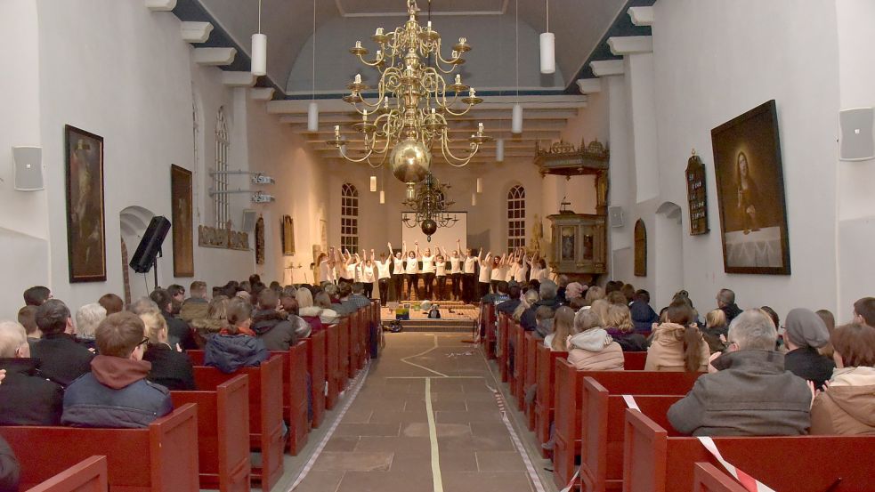 Dieses Archivbild entstand in der Pewsumer Kirche bei der Vorführung des Theaterstücks „Am Bahnhof“ durch die Ländliche Akademie Krummhörn (LAK). Bislang wird in dieser Kirche auf Hängelampen gesetzt. Archivfoto: Wagenaar