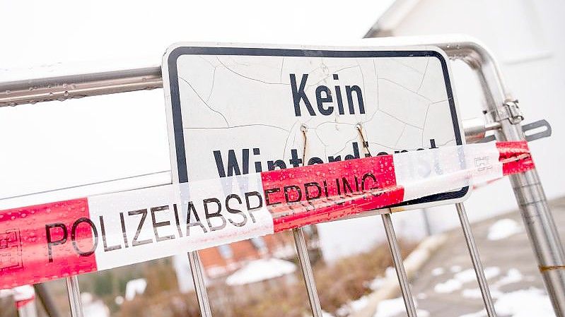 Polizeiabsperrband vor dem Haus in Mistelbach, in dem ein 18-Jähriger zwei Menschen getötet haben soll. Foto: Nicolas Armer/dpa