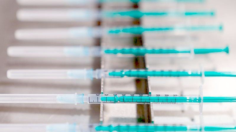Fertig aufgezogene Spritzen mit dem Impfstoff von Biontech/Pfizer liegen in einem Impfzentrum. Foto: Nicolas Armer/dpa