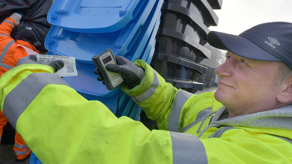 Andreas Jörgens, Projektleiter bei der Firma C-Trace aus Bielefeld, zeigt, wie der Transponder mit einem Adressaufkleber und einem Handlesegerät aktiviert wird. Foto: Ortgies