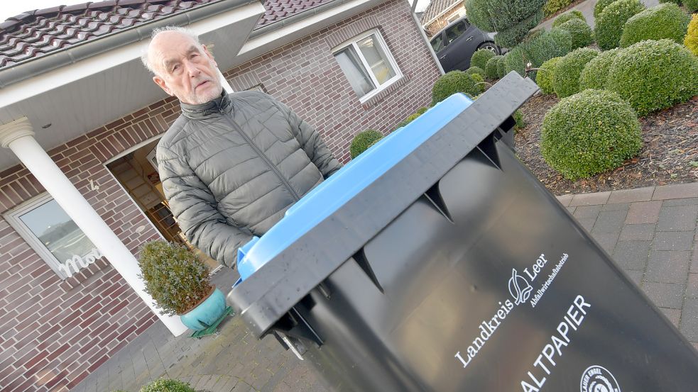 Günther Struwe aus der Fritz-Reuter-Straße in Steenfelderfehn nahm als einer der ersten Bewohner die Blaue Tonne entgegen.