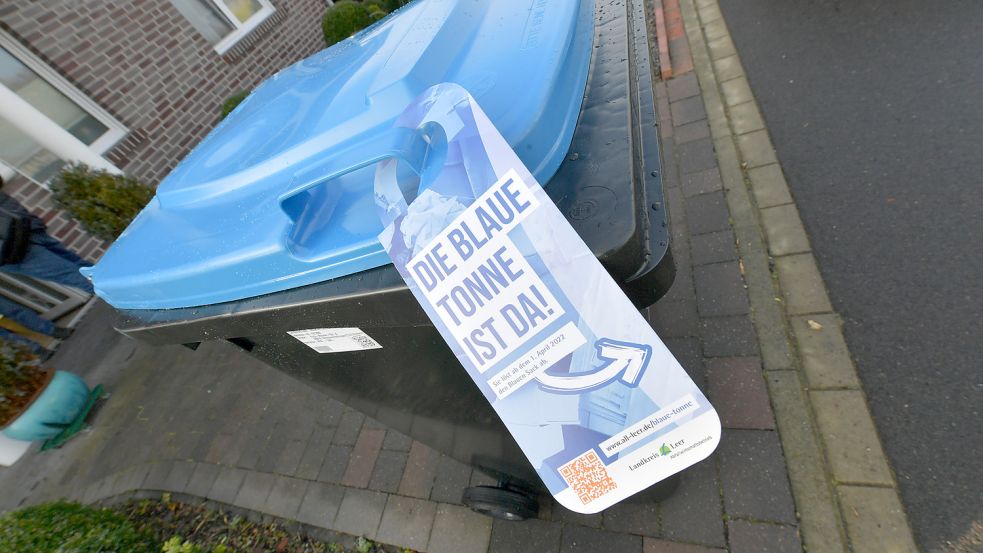 Bei der Auslieferung der Blauen Tonne wird eine Information an die Behälter befestigt. Foto: Ortgies