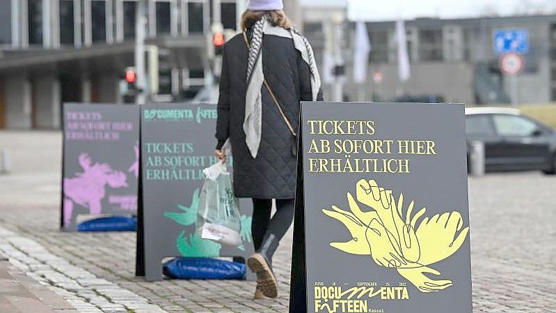 Aufsteller vor der Kunsthalle Fridericianum in Kassel werben für den Verkauf von Tickets für die documenta fifteen. Foto: Uwe Zucchi/dpa