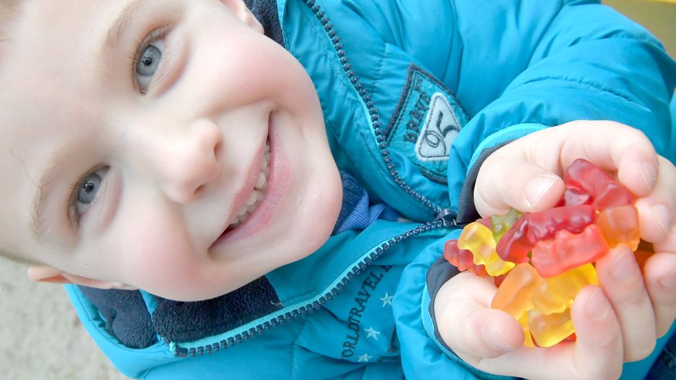 Zwei Hände voller Gummibärchen: Da strahlt der vierjährige Paul im Kindergarten Nortmoor. Foto: Ortgies