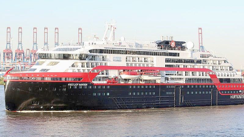 Das Hurtigruten-Schiff „Fridtjof Nansen“ im Sommer 2020 in Hamburg. Foto: Bodo Marks/dpa