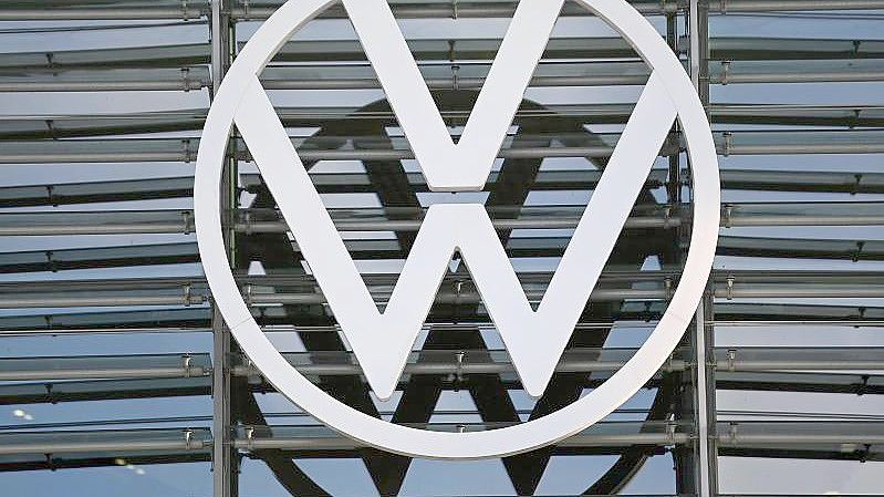 Die Chipkrise und weitere Zulieferprobleme haben die Verkäufe bei Volkswagen auch im zweiten Corona-Jahr 2021 noch einmal empfindlich abrutschen lassen. Foto: Swen Pförtner/dpa