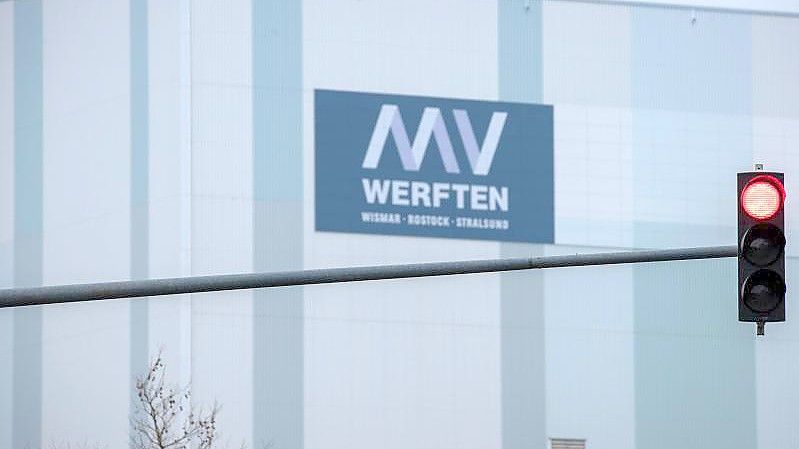 Was bringt die Zukunft? - Blick auf die MV Werft mit der großen Schiffbauhalle in Wismar. Foto: Jens Büttner/dpa-Zentralbild/dpa