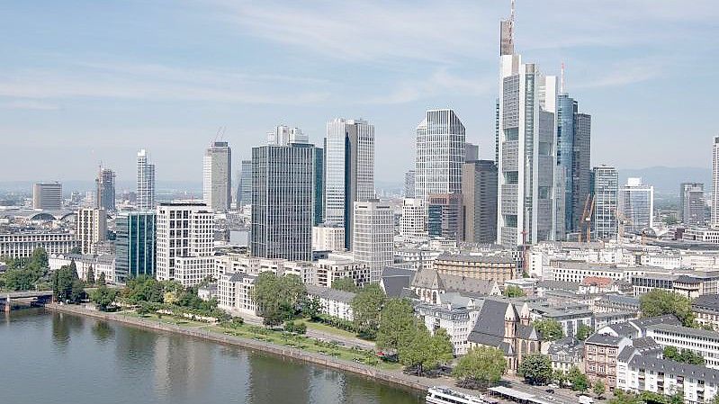 Wegen steigender Risiken auf dem Finanzmarkt sollen die deutschen Banken wieder zusätzliche Kapitalpuffer anlegen. Foto: Boris Roessler/dpa