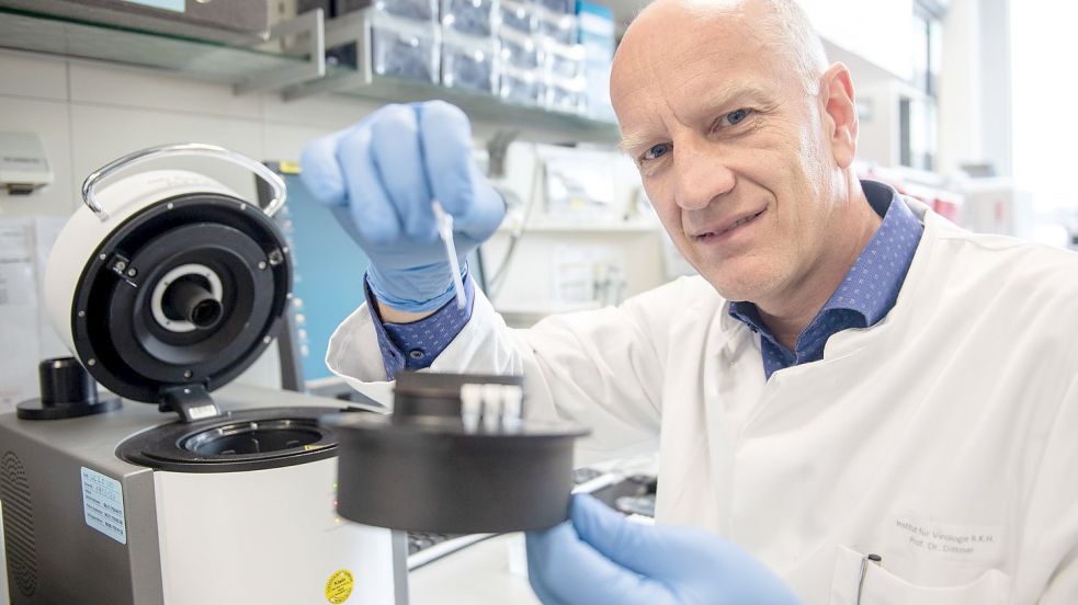 Ulf Dittmer, Leiter des Instituts für Virologie der Universitätsklinik, arbeitet in einem Labor an der sogenannten PCR-Maschine. Damit können Patientenabstriche, die sich in kleinen Glaskapillaren befinden, auf Viren untersucht werden. (zu dpa «Neue Corona-Studie: Antikörper können vermutlich für Immunität sorgen») Foto: dpa/Bernd Thissen