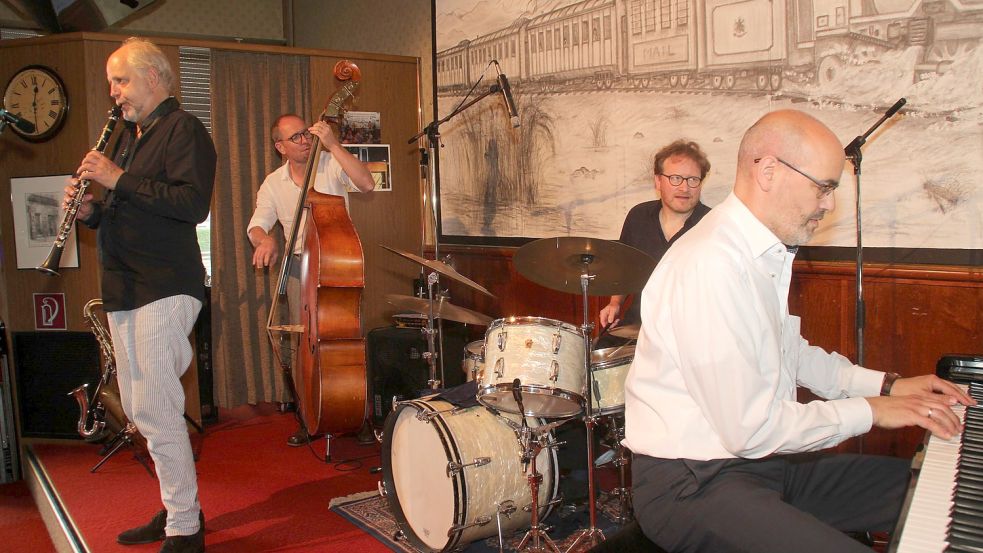 Mit großer Spielfreude und ebenso großem Können begeisterte das Frank Muschalle Trio mit Boogie Woogie und Blues im Jazz Club Dissen, unterstützt von Stephan Holstein an der Klarinette und am Saxophon. Foto: Rolf Habben