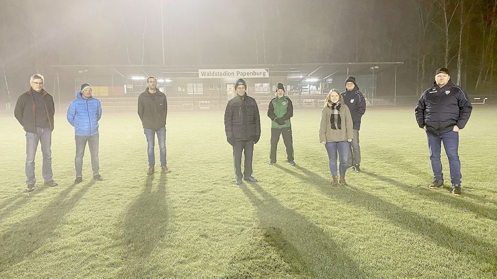 Machten sich ein Bild von der Beleuchtungsstärke im Waldstadion (von links): Jürgen Eilers (Stadt Papenburg), Hermann Többen (Schiedsrichteransetzer), Martin Broer (Schiedsrichter), Karl-Heinz Assmann, Hermann-Josef Meyer (beide LG Papenburg-Aschendorf), Jantje Temmen (Stadt Papenburg), Thomas Abbes (BW Papenburg) und Axel Pielage (Germania 95). Foto: Reemts