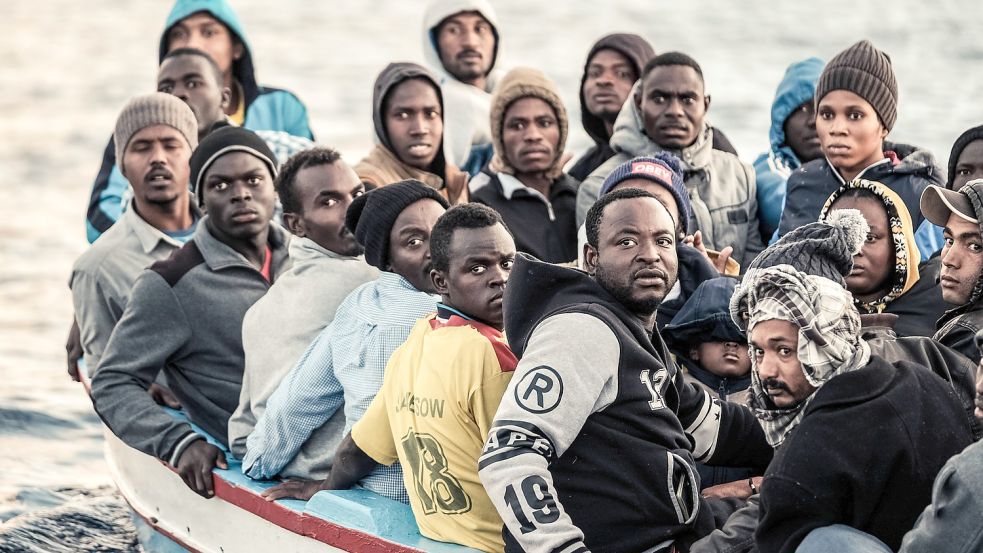 Auf dem Weg nach Europa: Flüchtlinge auf einem Boot im Mittelmeer. Foto: Johannes Moths/Hotspot-Foto/imago/Rene Traut