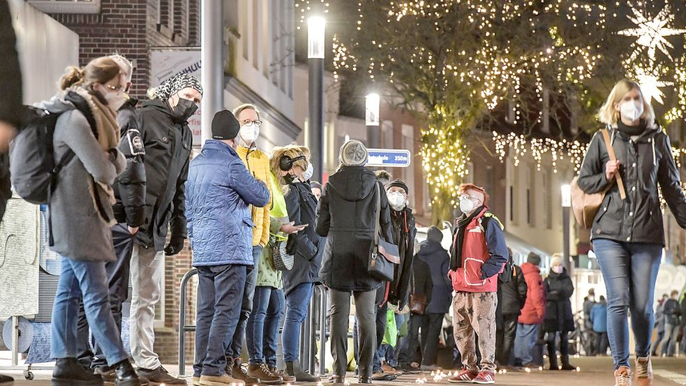 Rund 300 Personen bildeten eine Menschenkette in der Fußgängerzone, um Gegnern von Corona-Maßnahmen entgegenzutreten. Foto: Ortgies