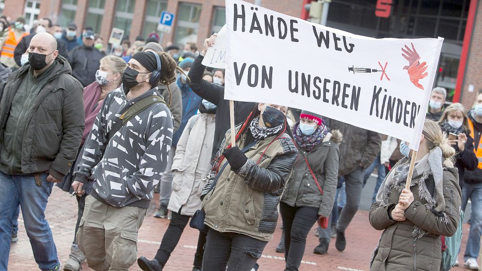 Mit Plakaten zogen die Demonstranten durch die Straßen. Foto: J. Doden