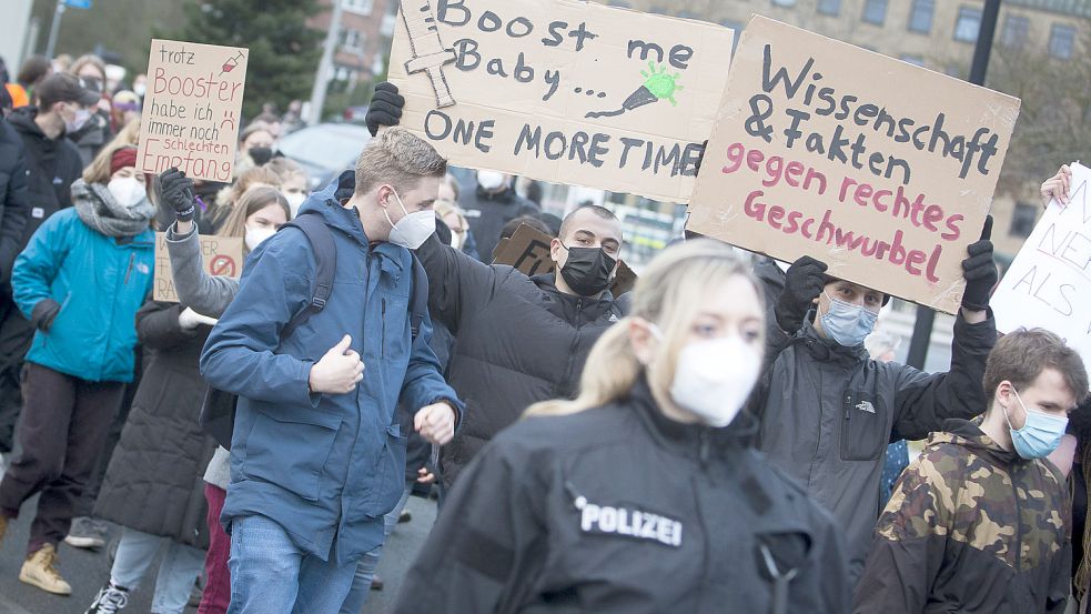 Vom Bahnhof aus machte sich ein zweite Gruppe auf den Weg durch die Stadt, darunter viele Studenten. Foto: J. Doden