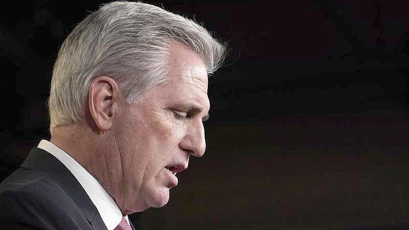 Kevin McCarthy, Minderheitsführer der Republikaner im Repräsentantenhaus, spricht während einer Pressekonferenz im Kapitol. Foto: Susan Walsh/AP/dpa