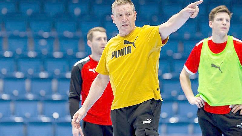 Handball-Bundestrainer Alfred Gislason (M) gibt die Richtung vor. Foto: Sascha Klahn/dpa
