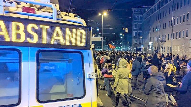 Die Polizei ist bei einer Demonstration von Maßnahmen- und Impfgegnern in Nürnberg im Einsatz. Foto: Gregor Bauernfeind/dpa