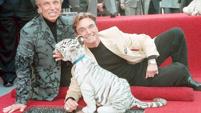 Siegfried Fischbacher (l) und Roy mit einem weißen Tigerbaby. Foto: Neil Jacobs/AP/dpa