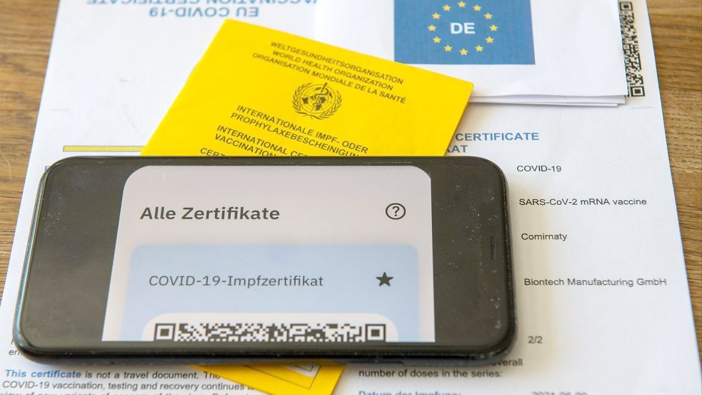 Digitale Impfnachweise werden von Fachpersonal, zum Beispiel in Apotheken oder Arztpraxen, ausgestellt. Bald könnten sie verpflichtend sein. Foto: dpa/Stefan Puchner