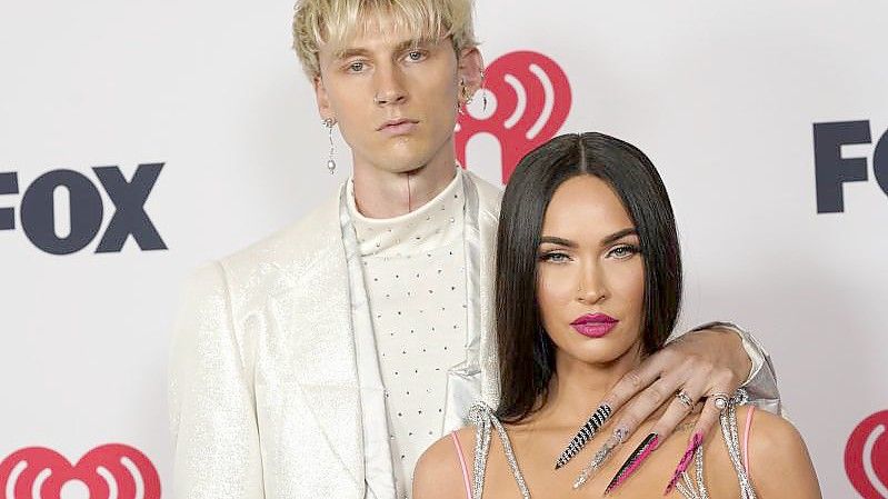 US-Schauspielerin Megan Fox (r) und Rapper Machine Gun Kelly bei den iHeartRadio Music Awards in Los Angeles. Foto: Chris Pizzelo/Invision via AP/dpa