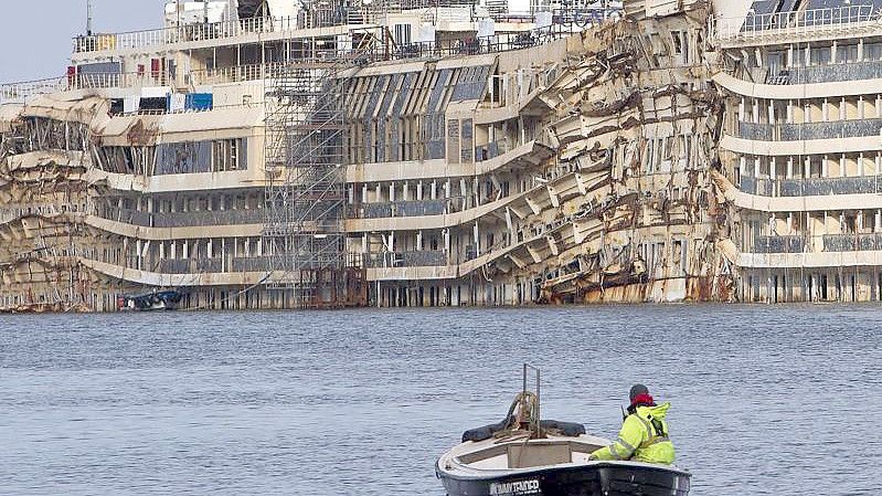 Das aufgerichtete Wrack des Kreuzfahrtschiffes „Costa Concordia“. Foto: Stf/ANSA/epa/dpa