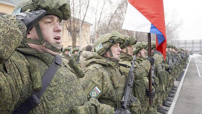 Russische Soldaten kurz vor dem Abzug in der kasachischen Stadt Almaty. Foto: Vladimir Tretyakov/NUR.KZ/AP/dpa