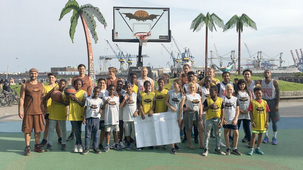 Samer Ismailat (links) möchte mit seinem Basketballverein den Kindern und Jugendlichen in Hamburg eine Perspektive geben. Foto: Privat