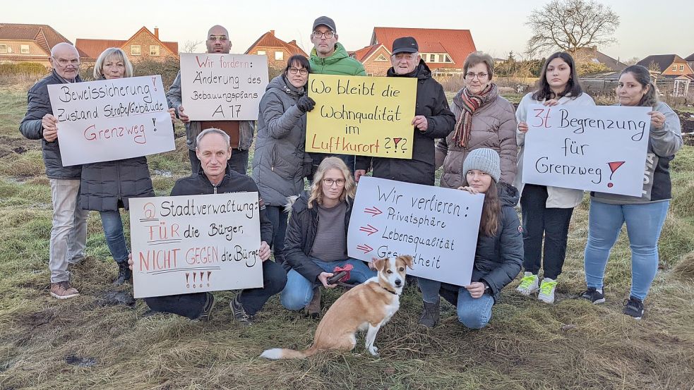 Die Anwohner sind aus verschiedenen Gründen gegen die derzeitigen Pläne der Neubauten am Grenzweg. Das zeigen ihre angefertigten Plakate. Foto: Homes