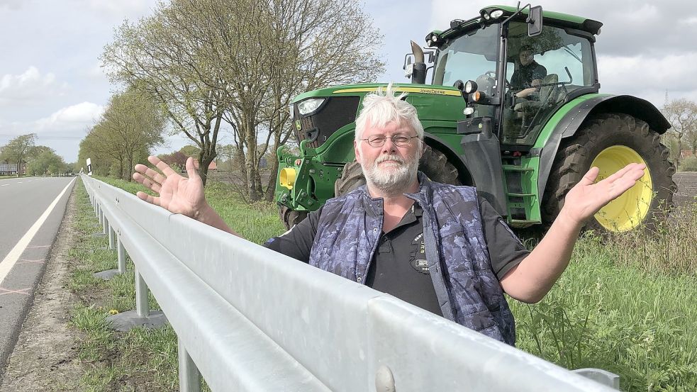 „Was soll das denn bitte?“, gestikuliert Landwirt Robert Troff hier. Anmontierte Schutzplanken haben die Zufahrt zu seiner Ackerfläche verbaut. Diese kann er nun nur noch „von hinten“ ansteuern. Archivfoto: Homes