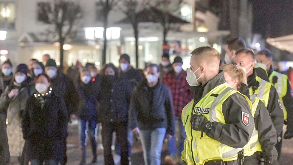 Ein Großaufgebot von Polizeibeamten begleitete am Montag dieser Woche den „Spaziergang“ in Aurich. Foto: Ortgies