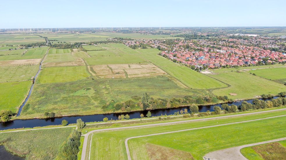 Blick vom Friesenhügel auf das zu bebauende Gebiet in Emden: Zwischen Larrelter Tief, dem bestehenden Stadtteil Conrebbersweg und der Autobahn 31 soll in diesem Jahr auch sichtbar ein neuer Stadtteil für Emden entstehen. Foto: Hock/Archiv