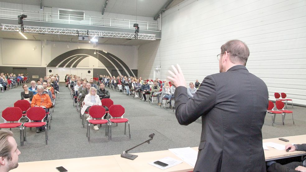 Bürgerinnen und Bürger verfolgen in der Nordseeehalle eine Informationsveranstaltung zum Baugebiet Conrebbi-West. Bei der Ratsitzung, in der über die Preise für Grundstücke beraten und diese beschlossen wurden, war die Öffentlichkeit aber ausgeschlossen. Foto: Archiv/Päschel