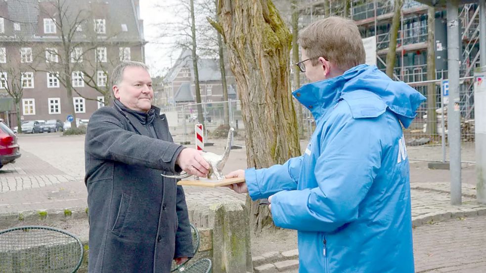 Rainer Kinzel (links), Leiter des Fachbereichs Stadtentwicklung und Umwelt, nahm am 27. Dezember den Negativ-Umwelt-Preis von Nabu-Präsident Jörg-Andreas Krüger entgegen. Foto: F. Doden