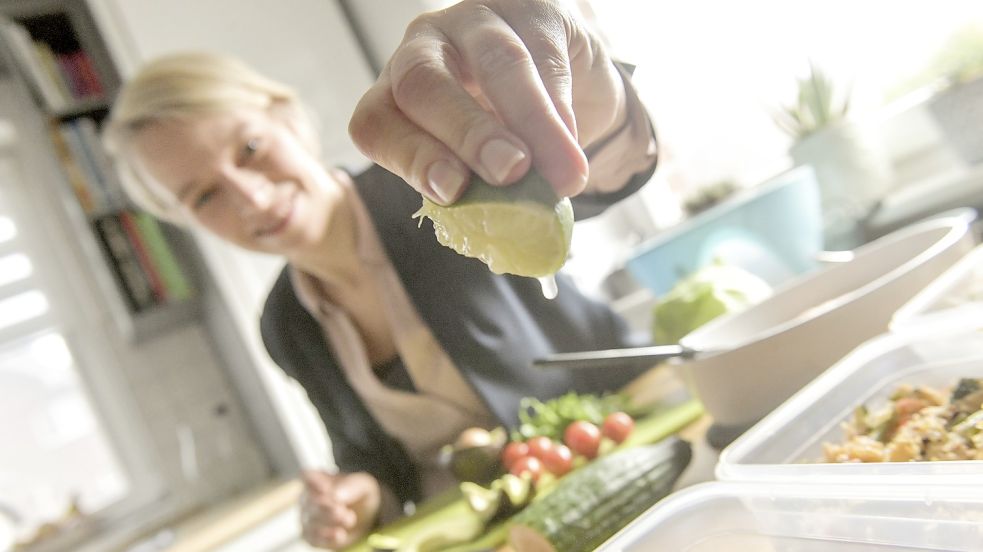 OZ-Redakteurin Stephanie Tomé hat Meal Prep eine Woche lang ausprobiert und wird nun öfter mal vorkochen und das Essen mit in die Redaktion nehmen. Foto: Ortgies