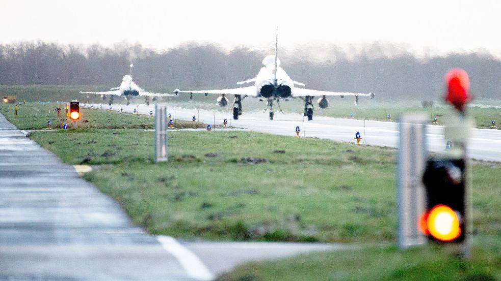 Zwei Eurofighter starten von Wittmundhafen aus in Richtung Laage bei Rostock. Foto: Dittrich/dpa