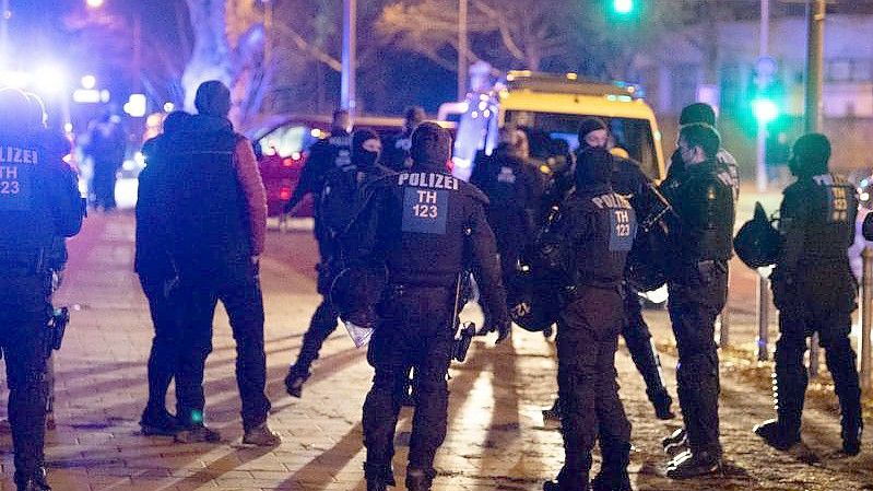 Die Polizei war mit zahlreichen Kräften im Einsatz. Foto: Sebastian Kahnert/dpa