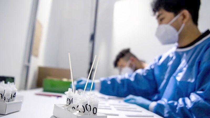 Ein Mitarbeiter eines Testzentrums in Bremen wertet Corona-Schnelltests aus. Foto: Sina Schuldt/dpa